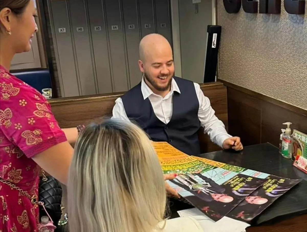 届世锦赛冠, 下月前往西